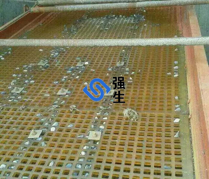 三點讓您知道細砂回收機振動脫水篩為什么大多選擇聚氨酯篩網篩板